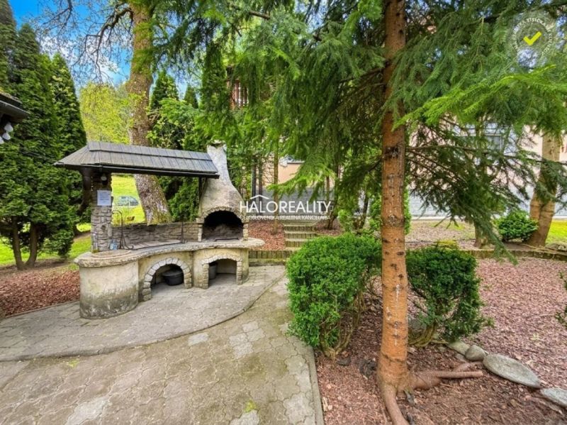 In the exterior of hotels and guesthouses in Makov, there is a stone grill surrounded by trees.