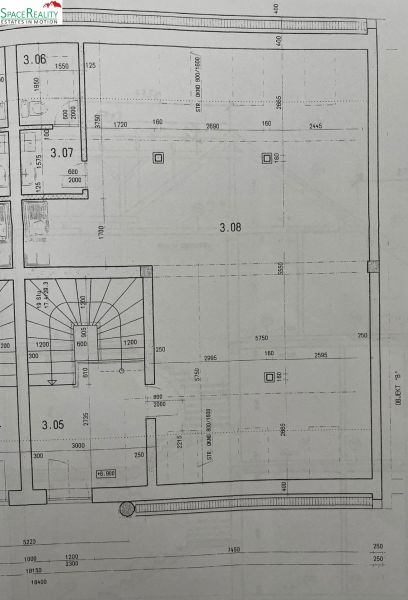 The building plan shows the layout of rooms and the staircase.