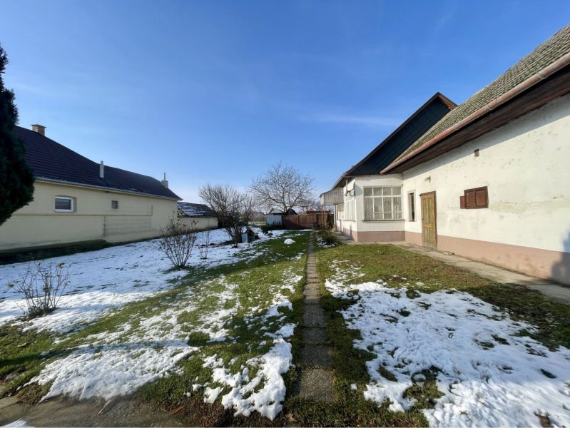 A family house and garden with snow on the property for living in Vrakúň.