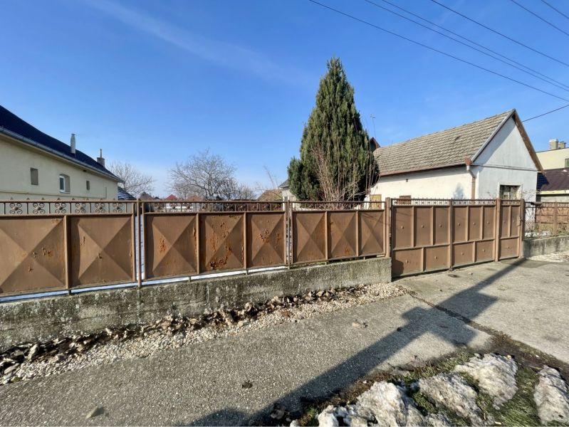 A family house with a garden and fencing in Vrakúň, residential plots.