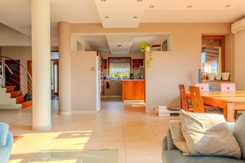 Spacious living area with kitchen and dining room in a family house.
