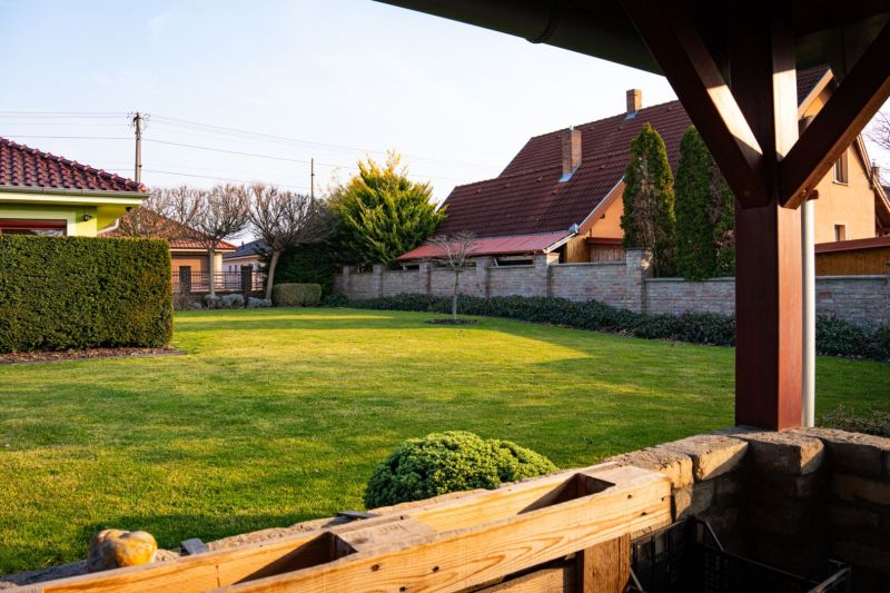 The garden of the family house in Dolný Bar offers a manicured lawn and a hedge.