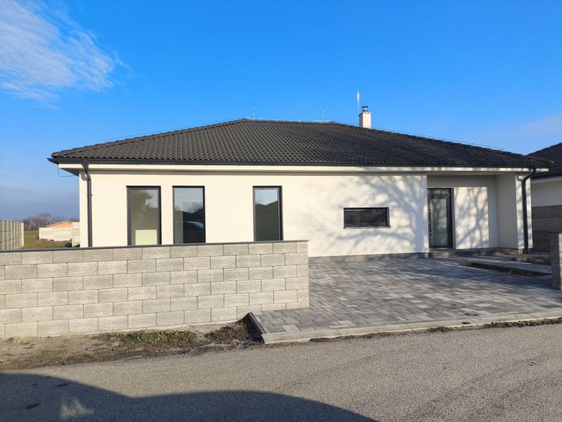 A family house in Michal na Ostrove with a flat roof and a stone front yard.