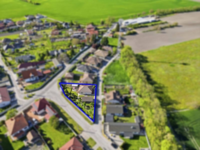 Aerial view of a family house in Kostolné Kračany with a garden marked by a blue line.