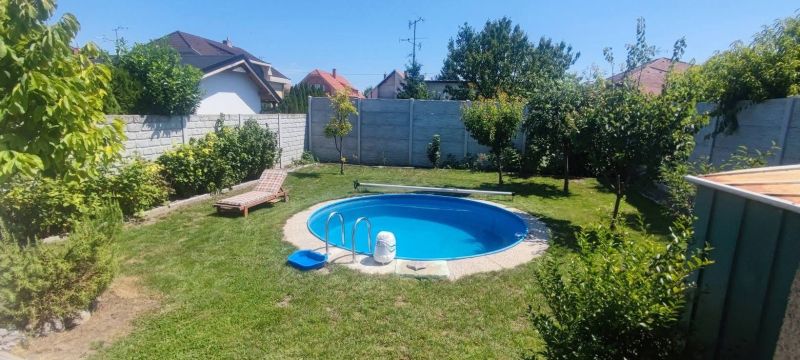 A garden in Dolný Štál by a family house with a swimming pool and a lounger.