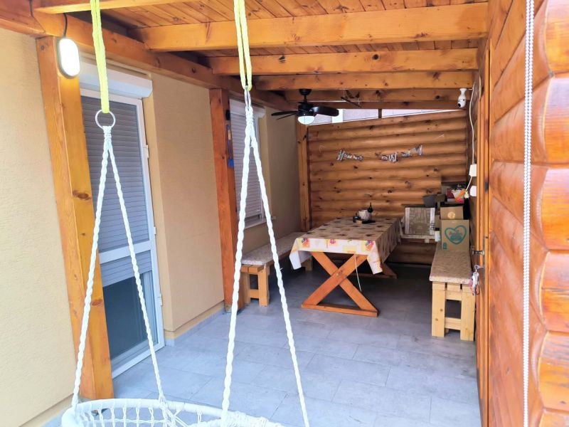 A terrace in a family house in Ohrady with wooden elements and a hammock.