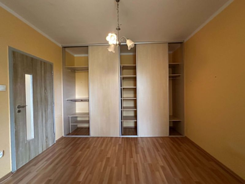 The 1-room apartment has a built-in wardrobe and a floor with a wooden decor.