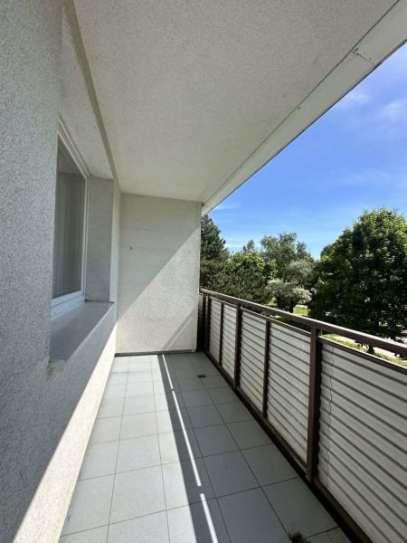 A balcony in a 3-room apartment on the street in Šamorín with a view of greenery.