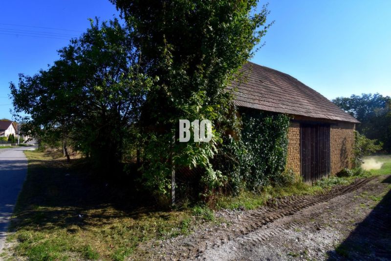 A country house surrounded by greenery in Moravské Lieskové, suitable for residential land.