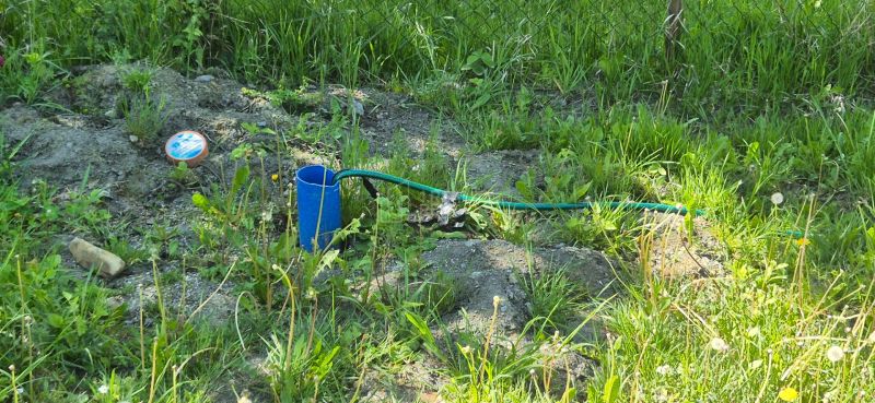 Plots - housing on Trnovec Street in Lodno, showing a garden hose and vegetation.