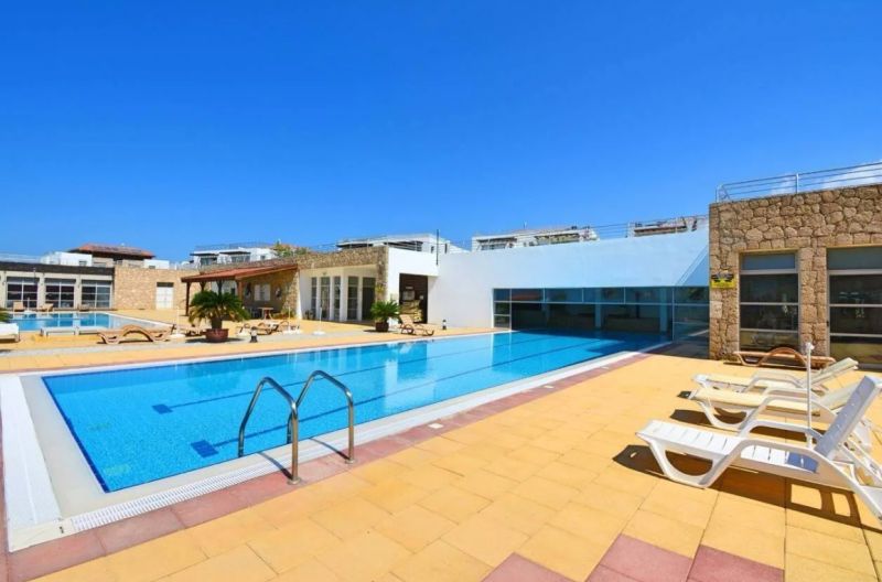 In Tatlisu, there is a swimming pool with loungers and a sun terrace at the 2-room apartment.