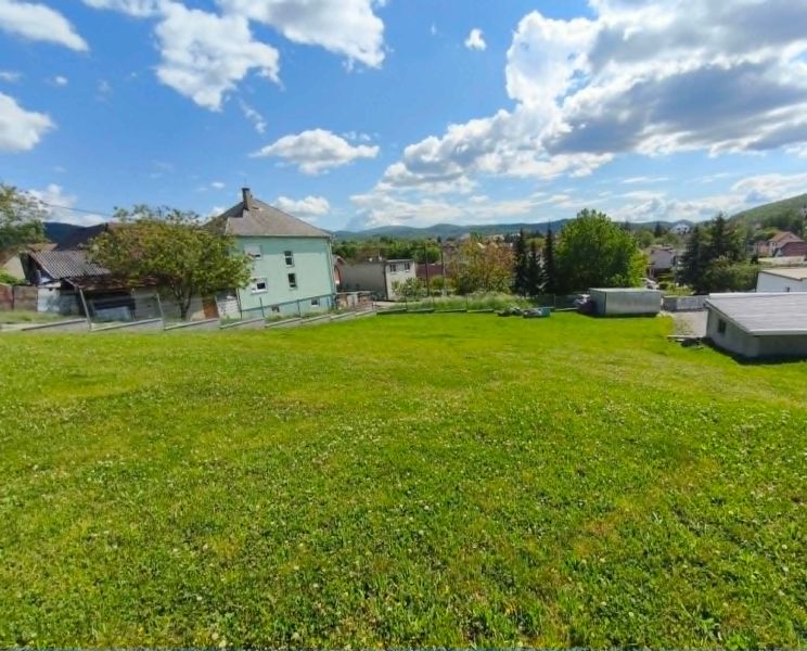 Greenery and family houses in Horná Ves suitable for residential plots.