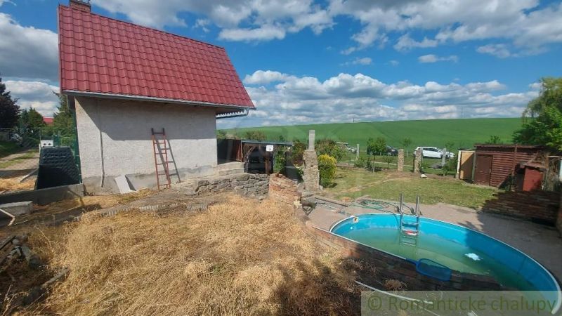 A cottage in Holíč with a garden and a swimming pool in a natural setting.