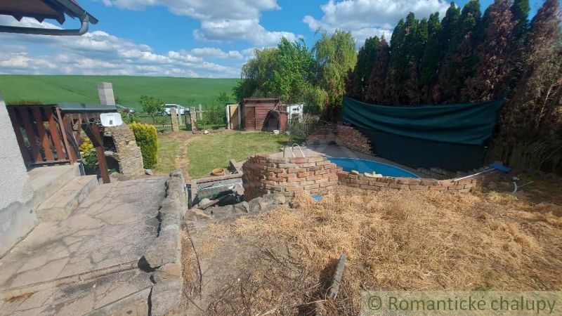 A cottage in Holíč with a swimming pool and a large garden in a peaceful environment.
