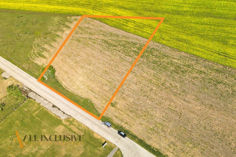 Plots - housing in Mliečany in Dunajská Streda, including a section of road and topsoil.