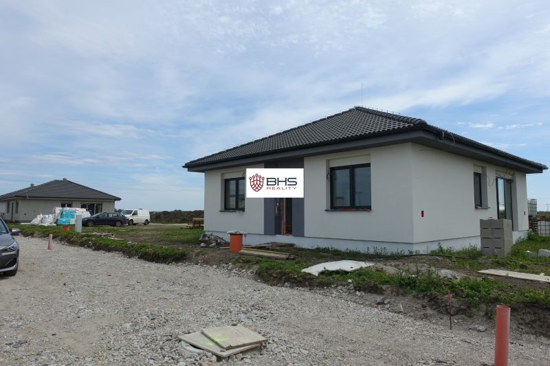 A family house in the town of Reca under construction with surrounding infrastructure.