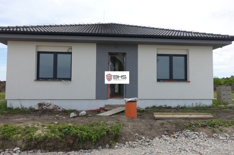 A family house in the town of Reca with a fully finished facade and a black roof.