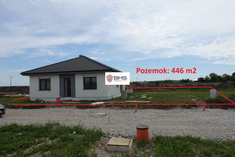 Family house in Reca on a 446 m² plot, simple structure with a pitched roof.