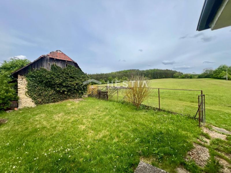 A grassy garden at a family house in Myjava with a country cottage and a beautiful view.