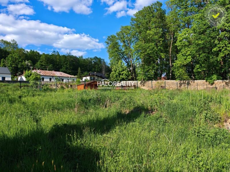 Land - housing in Spišský Hrhov with a view of houses and a green forest in the background.