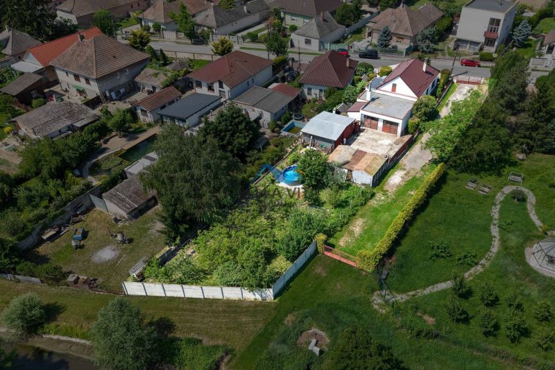 A view of a family house with a large garden and a swimming pool in Topoľnica.