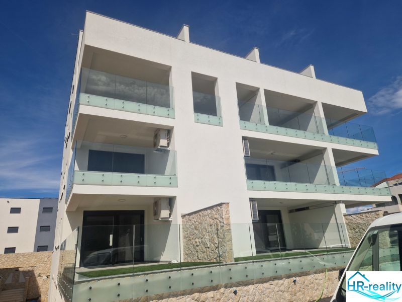 The apartment building in Povljana offers 3-room apartments with glass balconies.