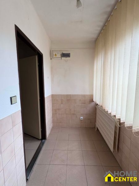 Commercial spaces with ceramic tiles and light tubes covered with blinds on the windows.