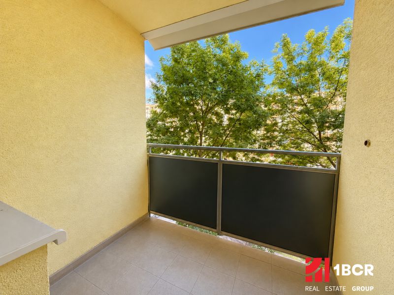 The balcony of a 3-room apartment on L. Novomeského in Pezinok with a view of greenery.
