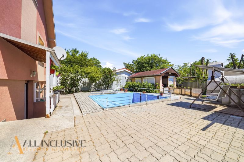The family house in Gabčíkovo has a yard with a swimming pool and a terrace for relaxation.