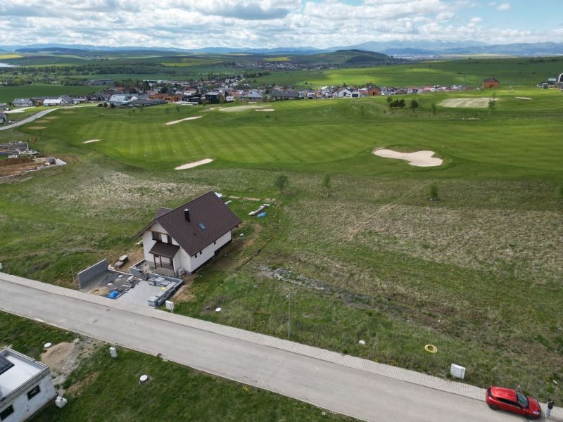 House by the golf course in Malý Slavkov with residential plots.