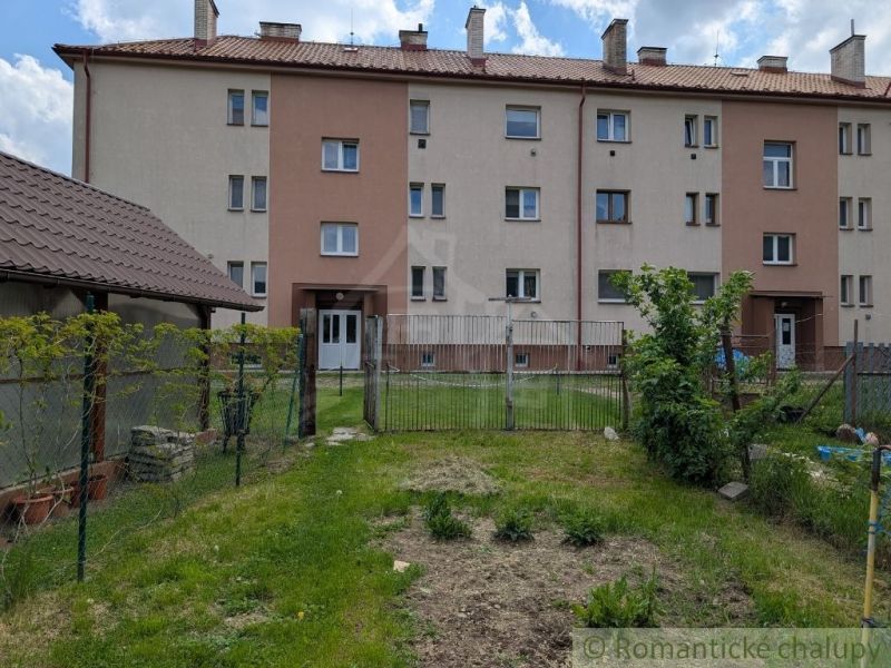 A container house and yard in Medzilaborce, suitable for a 2-room apartment, with a green lawn.