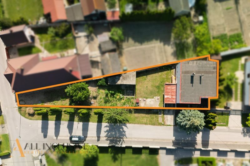 Aerial view of a family house and plot in Topoľníky, bordered by an orange line.