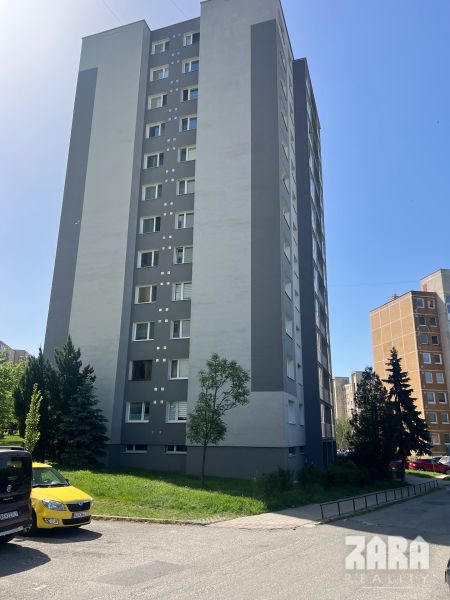 An apartment building on Juhoslovanská Street in Košice, Sídlisko Ťahanovce, offers a 3-room apartment.