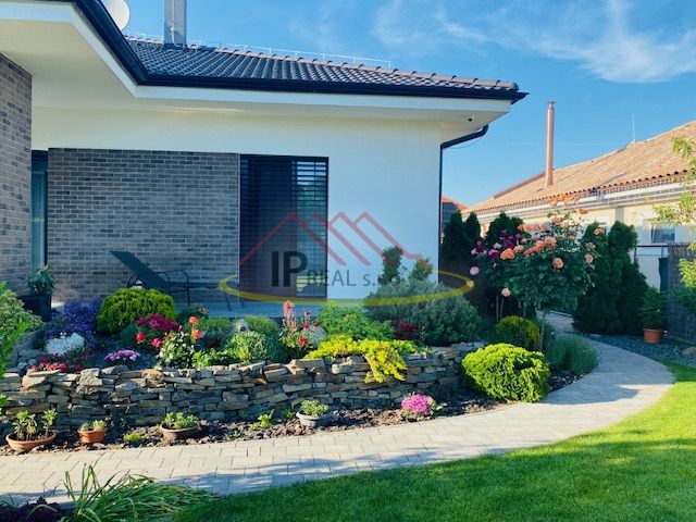 The garden of the family house on Jasná Street in Veľké Dvorníky with beautiful flowers.