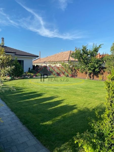 The garden at the family house on Jasná Street in Veľké Dvorníky with a green lawn.
