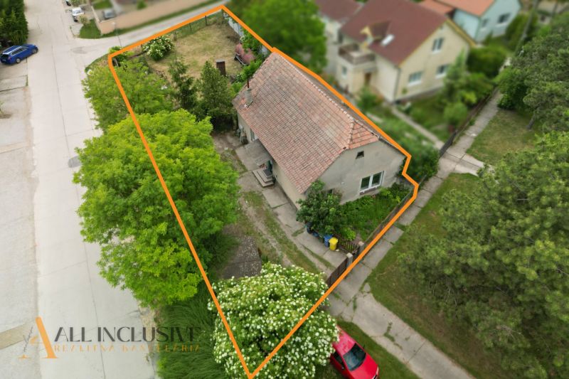 A family house in Lehnice with a large plot, surrounded by greenery and trees.