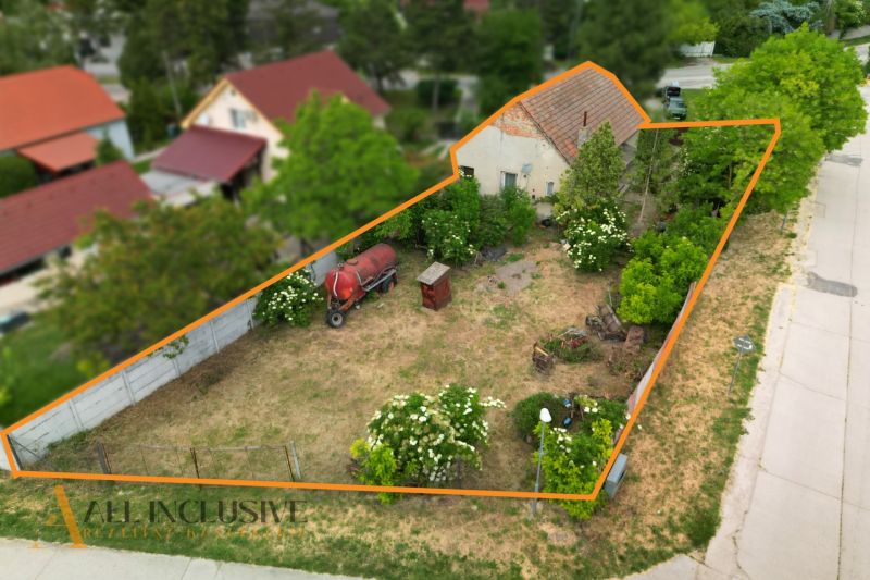 A family house in Lehnice with a large garden, surrounded by greenery and shrubs.