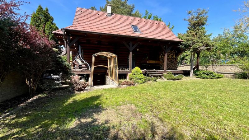 A wooden family house in Devínske Jazero in Bratislava with a lawn and greenery around.