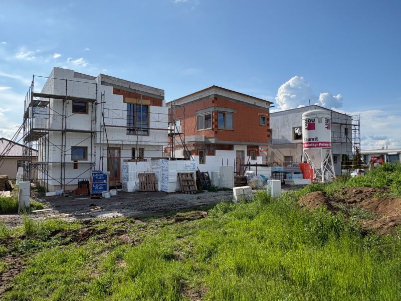 Construction of a family house in Prešov with unfinished structures and scaffolding around.