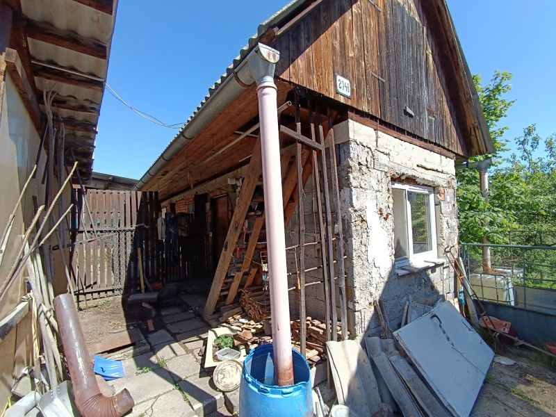 A family house in Nová Baňa, a yard with older annexes and tools in the exterior.