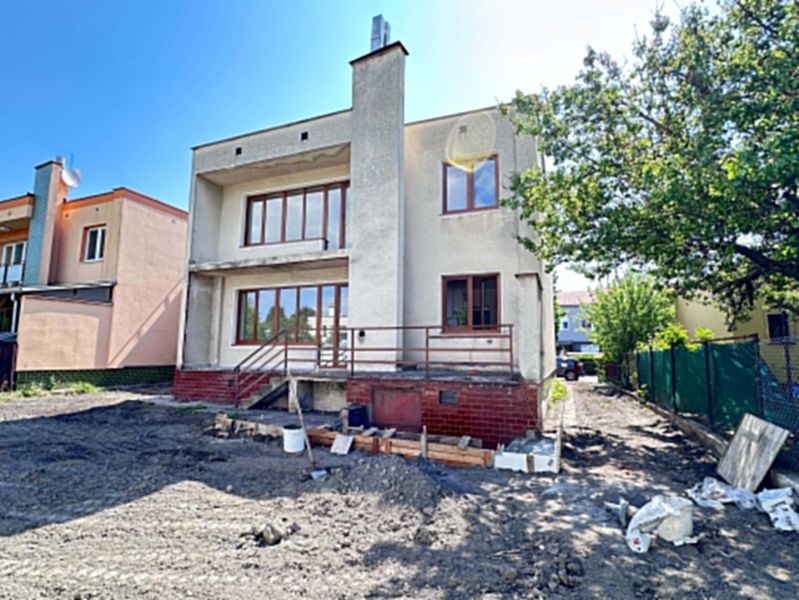 A family house in Dunajská Streda with a garden and strong sunlight.