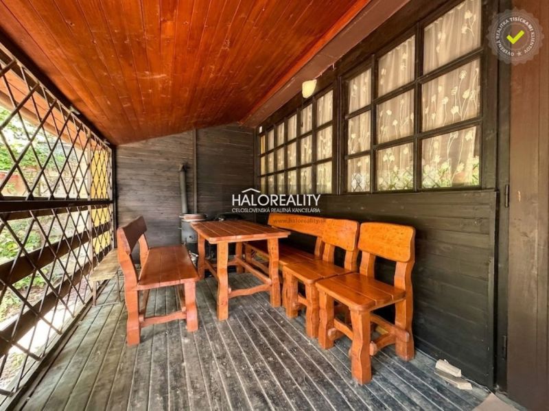 A wooden shelter of a cottage in Prašice with wooden furniture and decor.