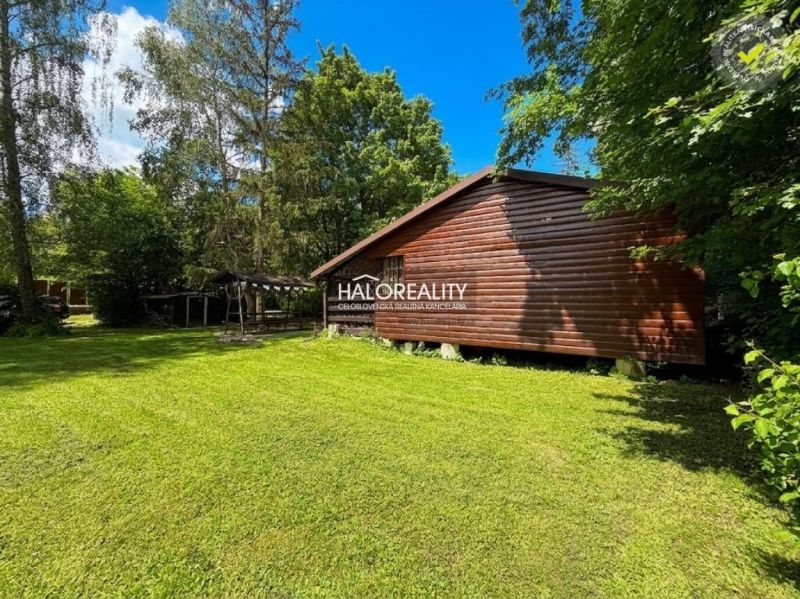 A cottage in Prašice surrounded by greenery and a landscaped garden.