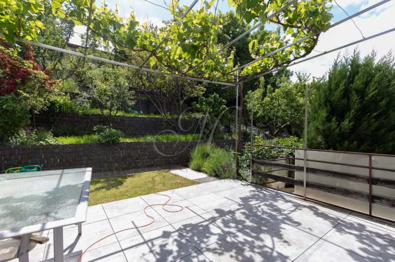 A garden with greenery and a terrace at a 3-room apartment in Bratislava - Nové Mesto on Na spojke street.