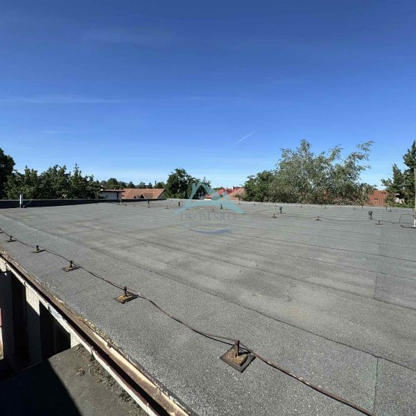 There is an antenna infrastructure located on the roof of commercial premises on Ľudovíta Štúra Street in Šahy.