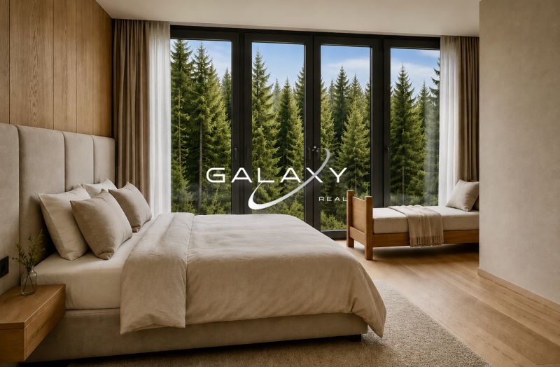 Bedroom with large windows, view of the forest, floor with wood decor.