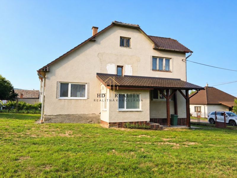 A family house in Sebechleby with a simple facade and a spacious lawn.
