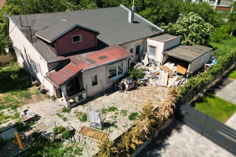 A family house with a neglected yard on a plot in Dunajská Lužná, suitable for living.