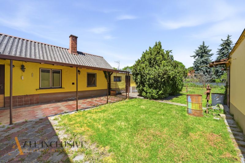 A garden at a family house in Dunajská Streda with a lawn and a shelter.