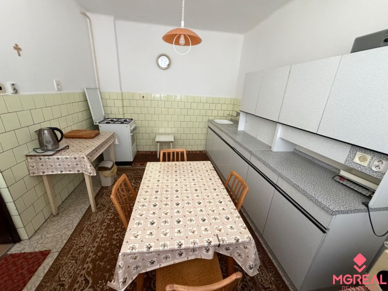 Kitchen in a family house with a dining table and a stove.